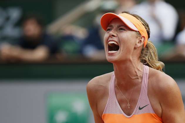 Russia's Maria Sharapova reacts after a point during her French tennis Open final match against Romania's Simona Halep at the Roland Garros stadium in Paris on June 7, 2014.  AFP PHOTO / PATRICK KOVARIK
