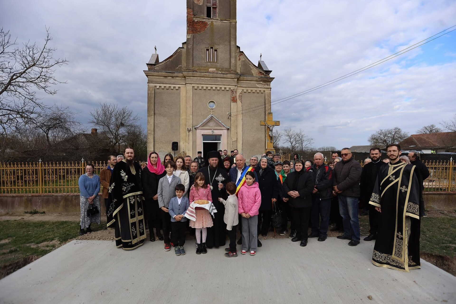 Sfânta Liturghie a Darurilor Înaintesfințite, oficiată la Istrău de Preasfințitul Timotei Sătmăreanul