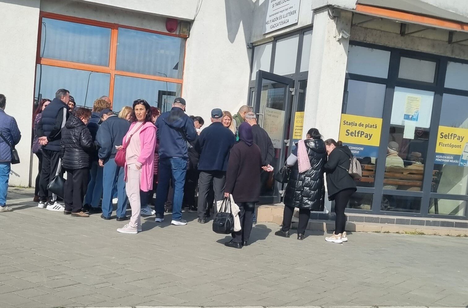 AGLOMERAȚIE. Cozi uriașe la Taxe și Impozite în Satu Mare: contribuabilii se grăbesc pentru reducerea de 10%