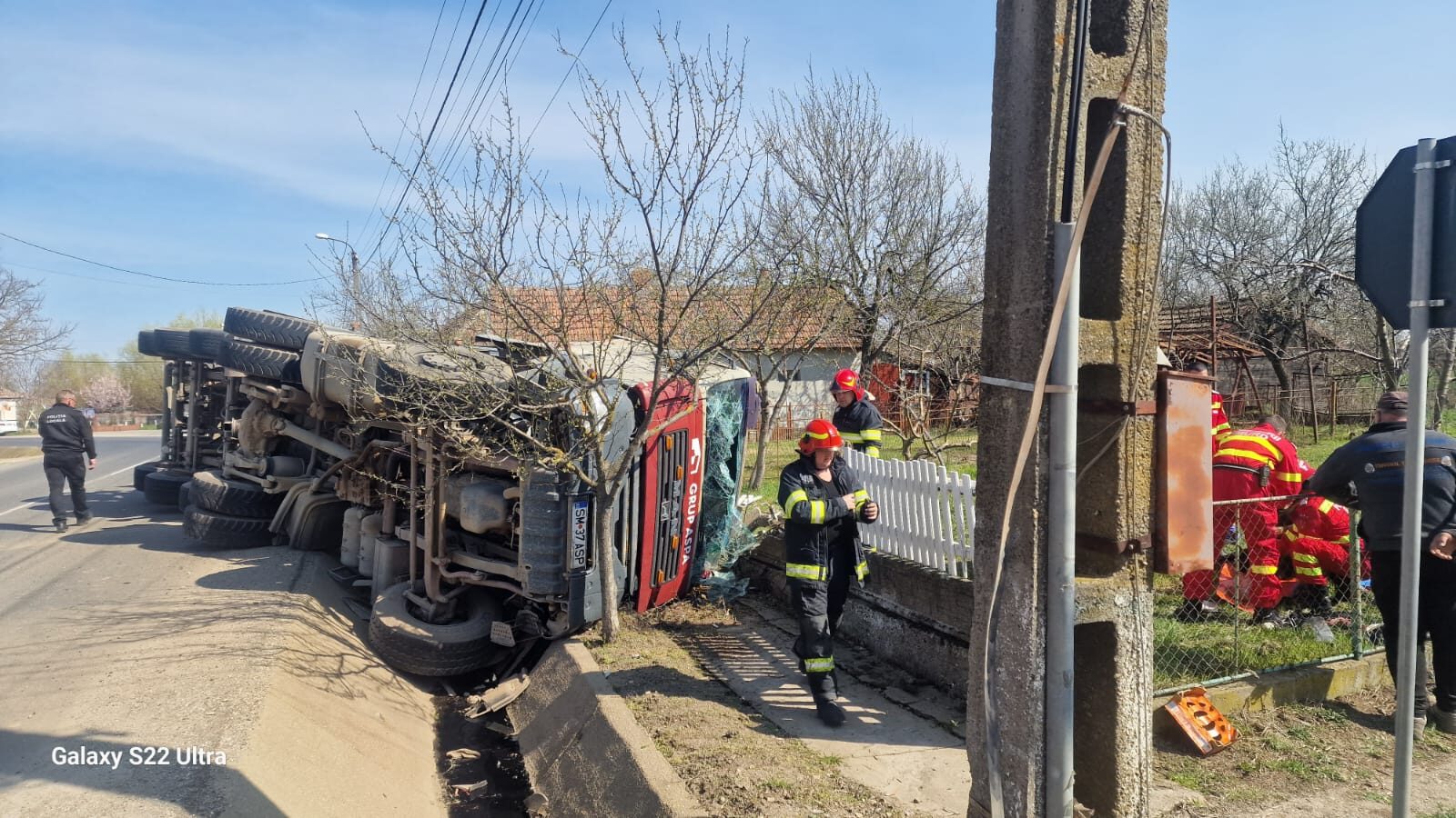Accident rutier în județ –un autocamion răsturnat în șanț