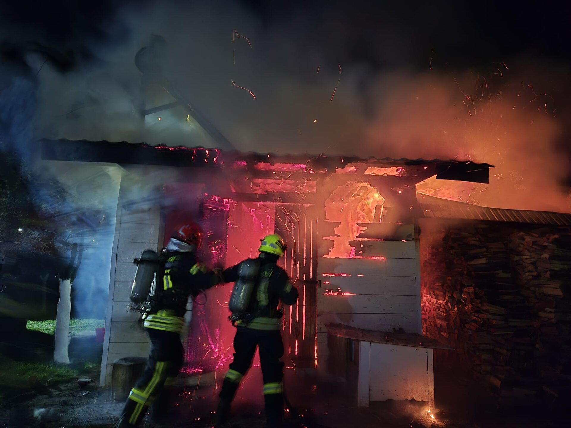 FOTO. INTERVENȚII. Noapte de foc pentru pompierii sătmăreni: mai multe incendii stinse în județ