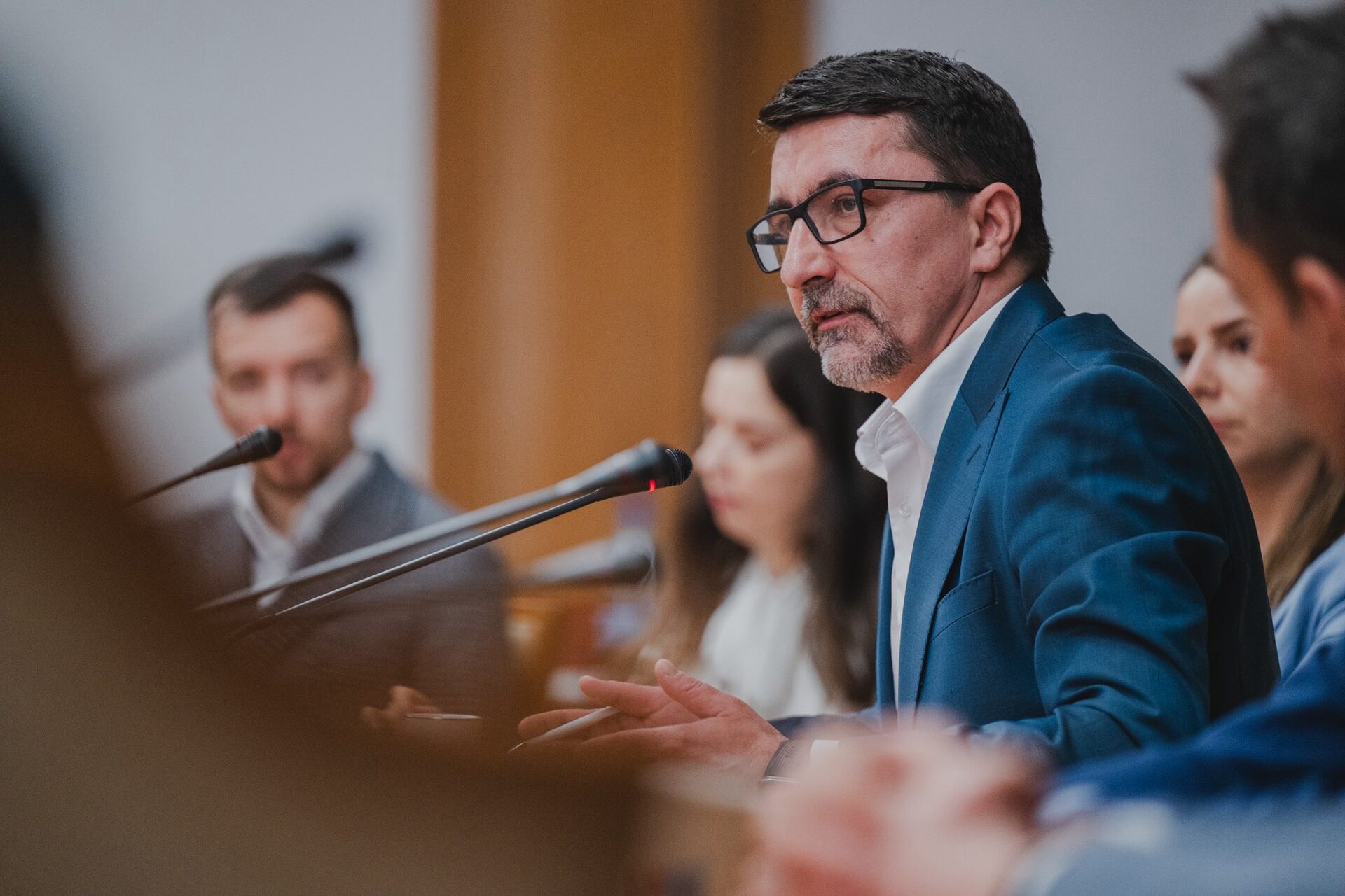 image-1774849352-8f9cc856