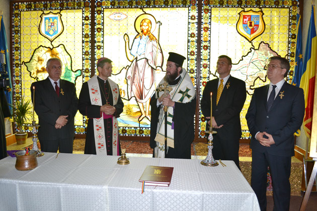 Moment emoţionant la Consiliul Judeţean: PS Iustin Sigheteanu a sfinţit vitraliul cu Sfântul Ioan Botezătorul