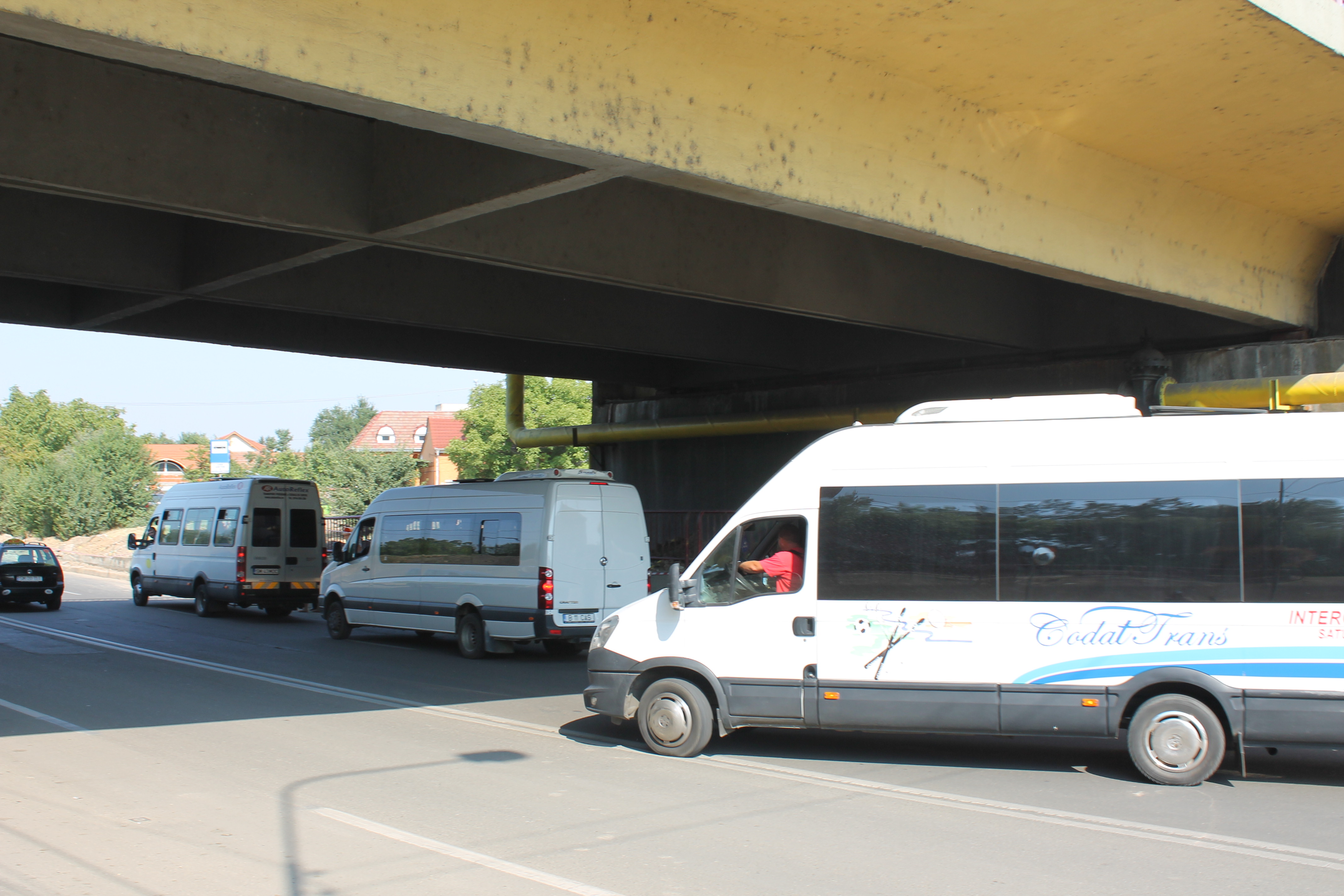 Staţia de sub podul DECEBAL s-a MUTAT sub podul GOLESCU. Călătorii sunt DEBUSOLAŢI