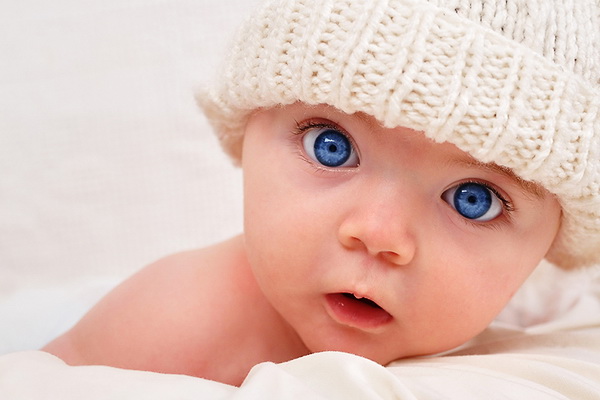 bebelus-ochi-albastri